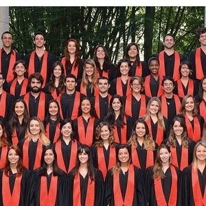 A cantora é formada em Publicidade e Propaganda pela PUC-Rio, onde ingressou com bolsa de 100% graças à sua nota no Enem. A graduação foi concluída em 2013, antes de sua ascensão na música.