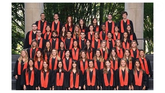 A cantora é formada em Publicidade e Propaganda pela PUC-Rio, onde ingressou com bolsa de 100% graças à sua nota no Enem. A graduação foi concluída em 2013, antes de sua ascensão na música.