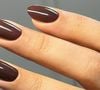 Em setembro, as unhas já ganham um tom marrom, e esses designs são pura elegância