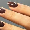 Em setembro, as unhas já ganham um tom marrom, e esses designs são pura elegância