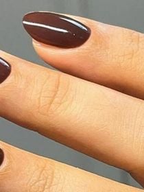 Em setembro, as unhas já ganham um tom marrom, e esses designs são pura elegância