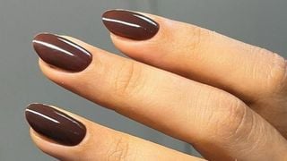 Em setembro, as unhas já ganham um tom marrom, e esses designs são pura elegância