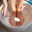 Fazer banhos nos pés com sal do Himalaia e bicarbonato: para que serve e por que é recomendado