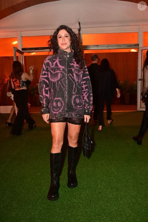 Foquinha apostou em uma jaqueta oversized estampada em rosa, combinada a short de renda e botas pretas de cano alto