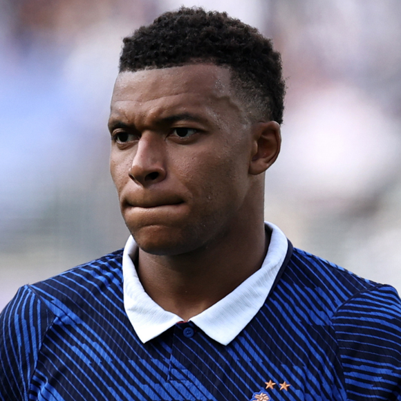 Antes do duelo entre França e Paraguai pela Copa do Mundo de 2026, o nome de Kylian Mbappé volta aos holofotes por rumores sobre sua vida amorosa e pelos ataques racistas e transfóbicos que enfrentou. Segundo o Correio Braziliense, o craque francês foi alvo de comentários preconceituosos por causa de um suposto relacionamento com a modelo Ines Rau