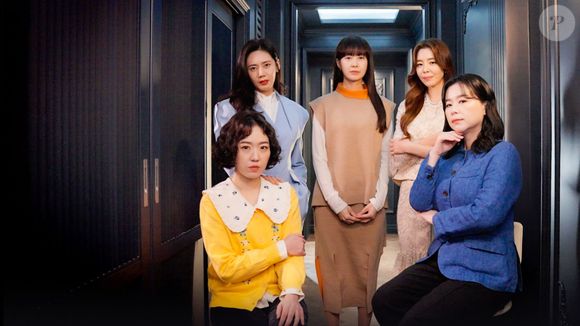 'Clube das Mães': cinco mães de uma escola competitiva lidam com rivalidades, segredos e conflitos enquanto enfrentam as pressões da maternidade