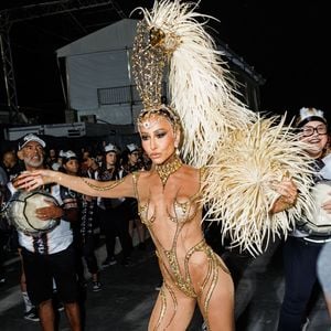 Fantasia de Sabrina Sato tinha detalhes em dourado e detalhes belíssimos na cabeça