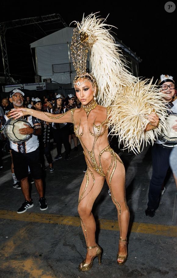 Fantasia de Sabrina Sato tinha detalhes em dourado e detalhes belíssimos na cabeça