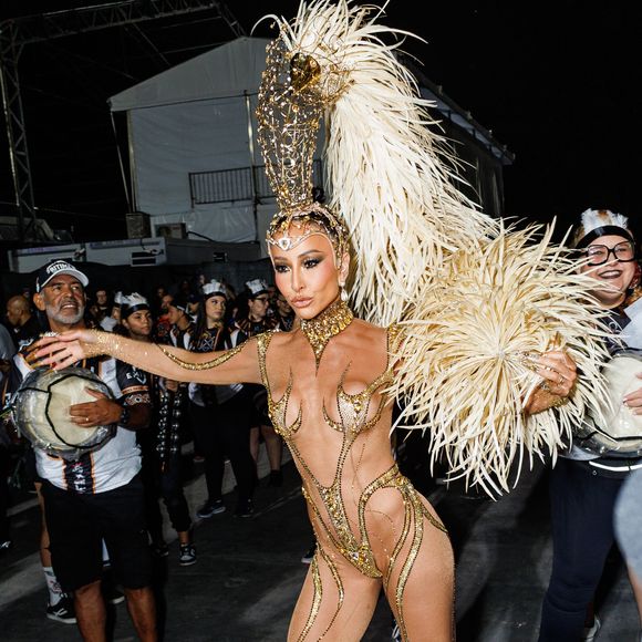 Fantasia de Sabrina Sato tinha detalhes em dourado e detalhes belíssimos na cabeça