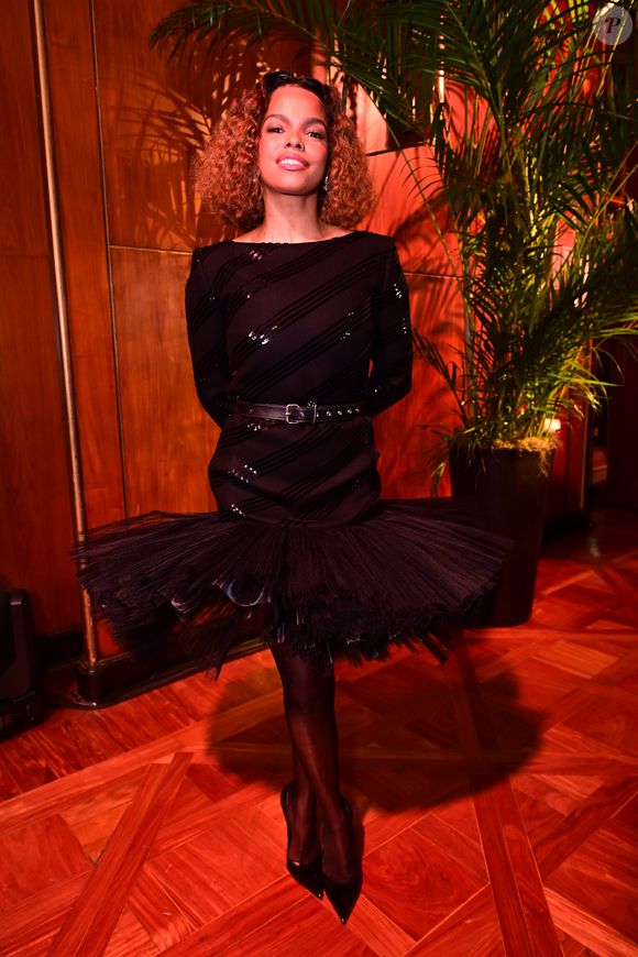 Jennifer Nascimento: a atriz e cantora apostou na estética 'balletcore' com um toque gótico, utilizando um vestido preto de mangas longas com listras de brilho diagonais e uma saia de tule volumosa estilo tutu. O cinto fino de couro marcou a cintura, criando um visual que equilibra a delicadeza da bailarina com a atitude urbana das passarelas internacionais