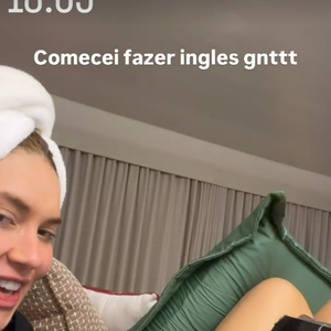 Nesta quarta-feira (4), a rainha de bateria da Grande Rio contou aos seguidores que iniciou aulas de inglês e celebrou a novidade nas redes sociais