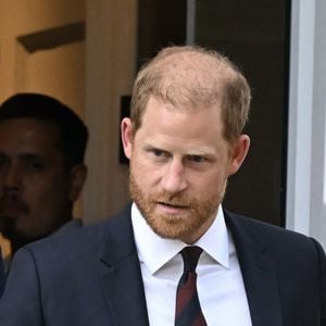 Após rever o pai no Reino Unido, príncipe Harry faz rara declaração sobre o tratamento contra câncer do rei Charles III