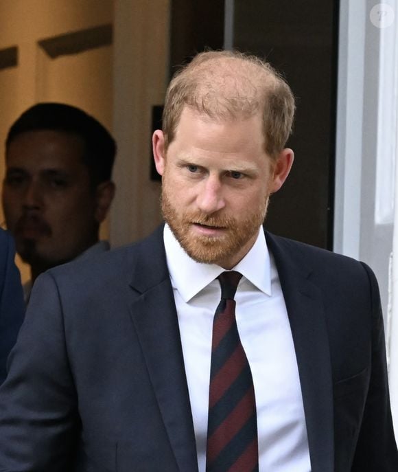 Após rever o pai no Reino Unido, príncipe Harry faz rara declaração sobre o tratamento contra câncer do rei Charles III