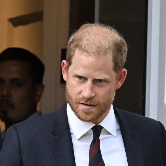 Após rever o pai no Reino Unido, príncipe Harry faz rara declaração sobre o tratamento contra câncer do rei Charles III