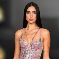 Cristal cravejado no pé! Parecem uma joia, mas são os novos tênis floridos e maximalistas da marca britânica dos anos 60 na cor 'primavera luxuosa' que vão rejuvenescer os seus looks