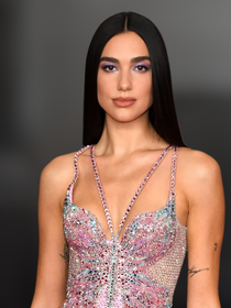Cristal cravejado no pé! Parecem uma joia, mas são os novos tênis floridos e maximalistas da marca britânica dos anos 60 na cor 'primavera luxuosa' que vão rejuvenescer os seus looks