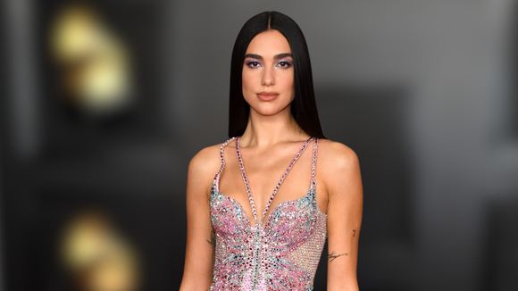 Cristal cravejado no pé! Parecem uma joia, mas são os novos tênis floridos e maximalistas da marca britânica dos anos 60 na cor 'primavera luxuosa' que vão rejuvenescer os seus looks