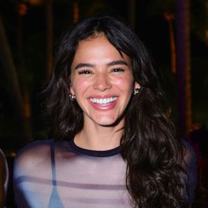 Bruna Marquezine marca presença em festa de Pré-Réveillon em Alagoas com look grifado.