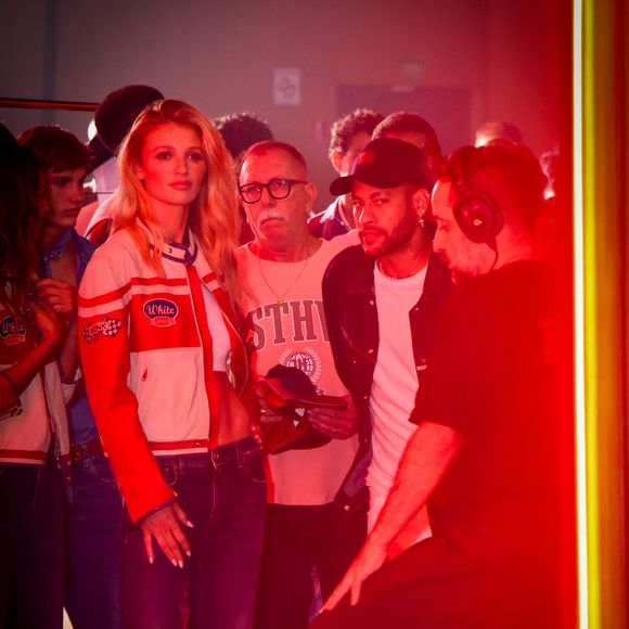 Festa, moda e silêncio: Enquanto o nome de Neymar domina manchetes por suposta traição, ele prestigia o evento da Replay sem dar explicações.