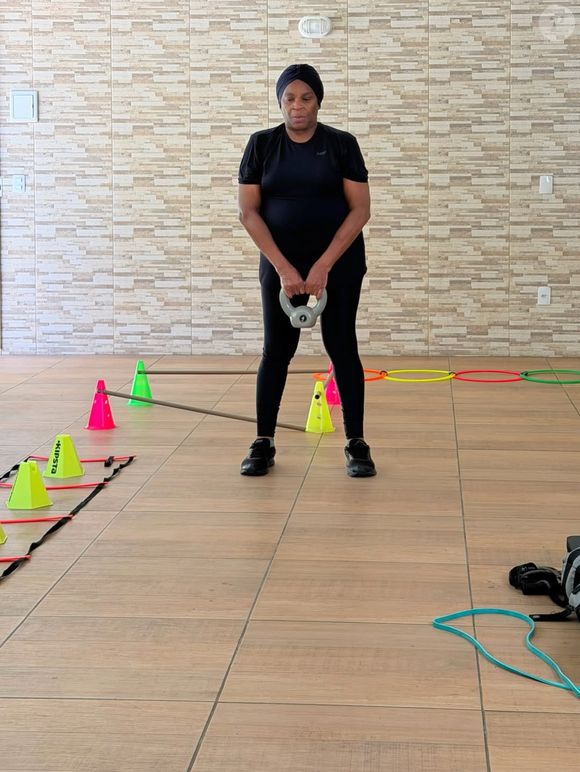 A atriz Zezé Motta mostrou que segue firme nos exercícios físicos
