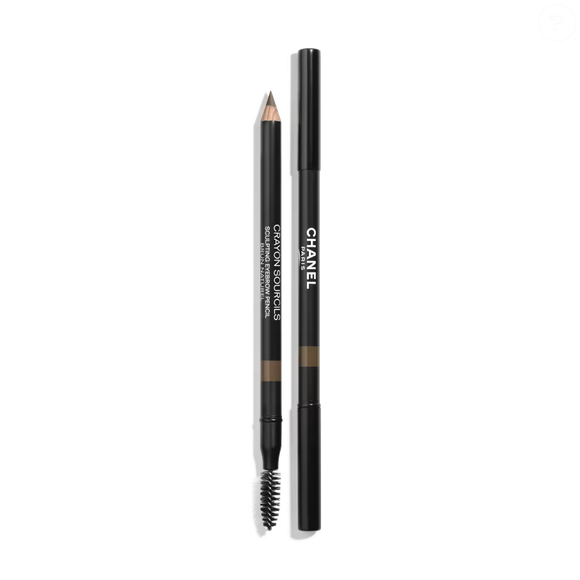 O Crayon Sourcils, da Chanel, continua sendo um dos lápis mais desejados por quem busca sobrancelhas marcadas com acabamento elegante e clássico