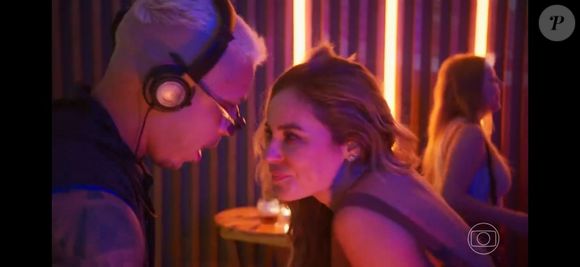 Heleninha (Paolla Oliveira) deu vexame em pista de dança, bêbada, em cena da novela 'Vale Tudo' no capítulo de 15 de julho de 2025