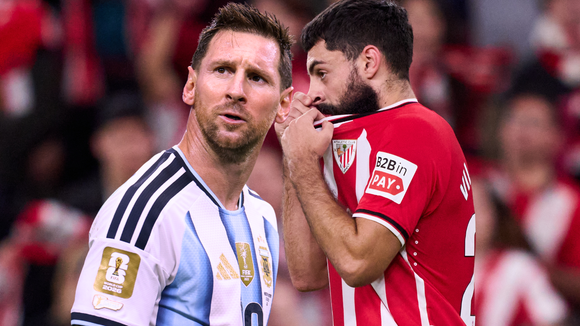 Quase ninguém lembra, mas Messi perdeu a cabeça, socou um rival em campo e recebeu a primeira expulsão da carreira pelo Barcelona há 5 anos