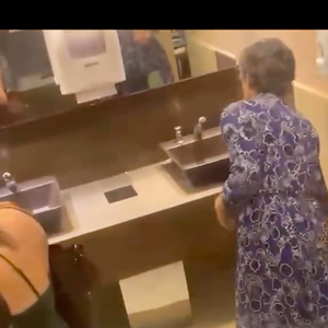Nas filmagens, ela mostra uma mulher em um banheiro e diz ser a atriz Cássia Kis