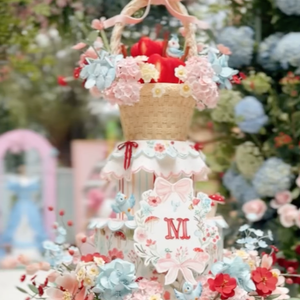 Festa de Mavie teve bolo de 5 andares, muita interação para as crianças e presença de princesas