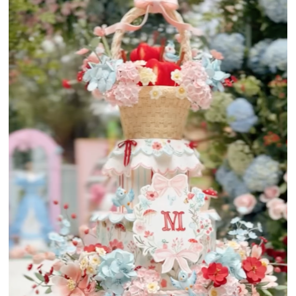 Festa de Mavie teve bolo de 5 andares, muita interação para as crianças e presença de princesas