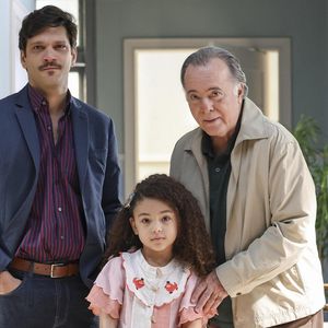 Abel (Tony Ramos) e Vanderson (Armando Babaioff) na disputa por Sofia (Elis Cabral) em Dona de Mim; os dois personagens deixam a novela