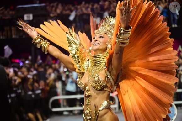 Carnaval 2025: dourado predominou na fantasia de Sabrina Sato