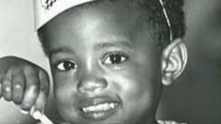 Há cerca de 40 anos, esse menino sorridente não imaginava que sofreria grave acidente e seria um famoso com várias polêmicas na vida. Reconhece?