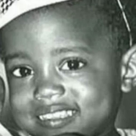 Kanye West foi criança sorridente na infância.