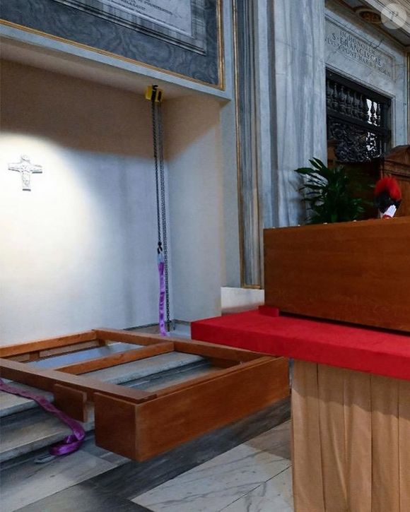 Sepultamento de Papa Francisco não foi aberto ao público. Apenas familiares e alguns representantes da Igreja Católica participaram da despedida final