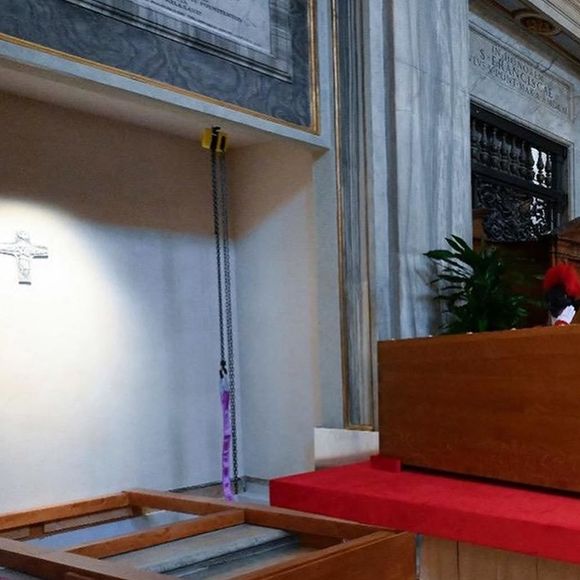 Sepultamento de Papa Francisco não foi aberto ao público. Apenas familiares e alguns representantes da Igreja Católica participaram da despedida final