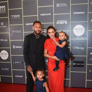 Neymar e Bruna Biancardi, grávida da terceira filha do casal, chegam ao leilão beneficente do Instituto Projeto Neymar Jr. acompanhados das filhas Mavie e Mel, em São Paulo