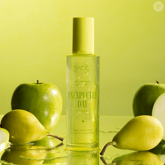 O body splash  Unexpected Day da Skelt mistura notas refrescantes de pera e maçã verde com flores delicadas de violeta e laranjeira