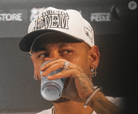 Mãe e irmã de Neymar, Nadie Santos e Rafaella Santos ficaram em posições opostas a Bruna Biancardi na sua festa de apresentação no Santos em 31 de janeiro de 2025