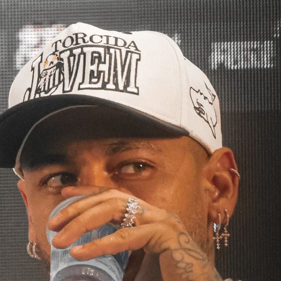 Mãe e irmã de Neymar, Nadie Santos e Rafaella Santos ficaram em posições opostas a Bruna Biancardi na sua festa de apresentação no Santos em 31 de janeiro de 2025