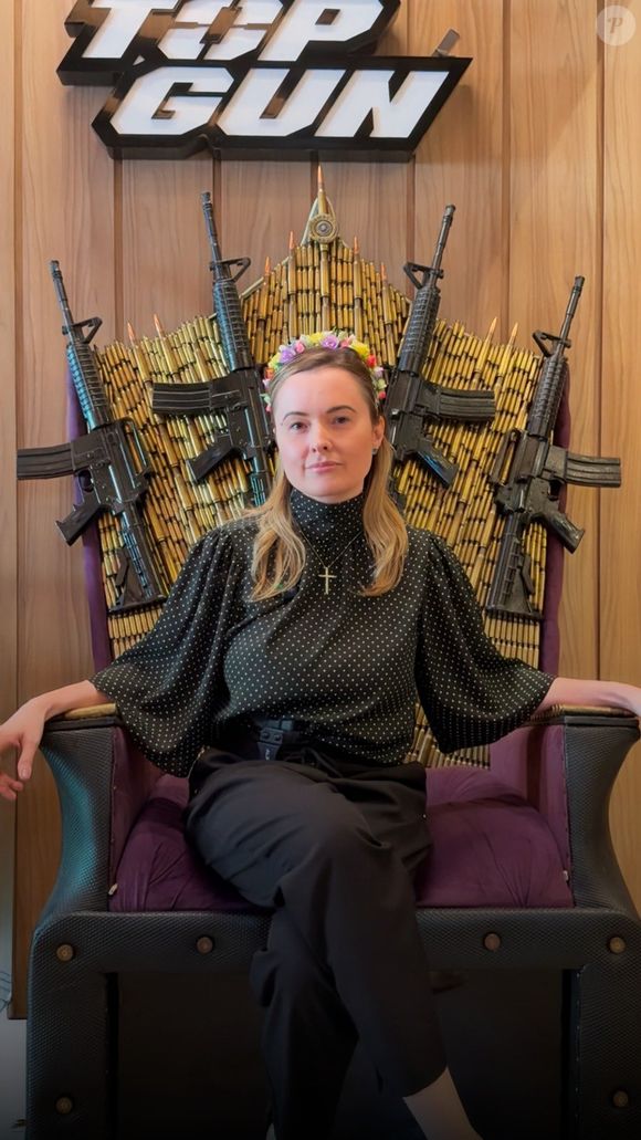 Foto da deputada Júlia Zanatta sentada em trono com fuzis ao seu lado gerou polêmica na web