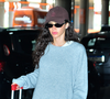 O tênis Ballet Runner 2.0, da Loewe, na cor 'tiramisù', foi o destaque fashion do look de Bruna Marquezine. Em dezembro de 2025, o Purepeople já havia identificado o modelo nos pés da atriz brasileira