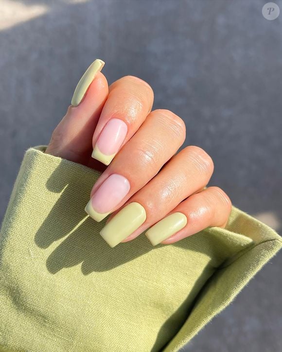 O verde matcha combinado com francesinha fica charmoso e elegante