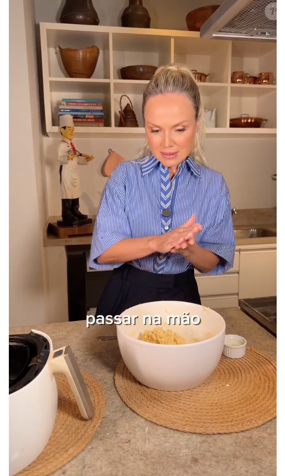 Para moldar os pães, passe azeite nas mãos e os enrole em bolinhas pequenas