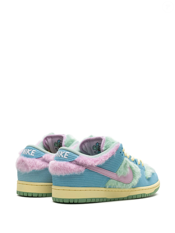 Criado em parceria com o artista japonês Verdy, o novo Nike SB Dunk Low 'Verdy Visty' homenageia o personagem de pelúcia apresentado em uma exposição de 2021 e leva o universo lúdico diretamente para os pés