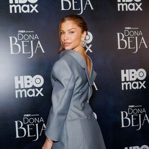 Grazi Massafera completou o look com brincos grandes e metalizados do designer de joias Diego Candelero