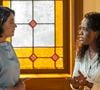 Clarice (Carol Castro) e Beatriz (Duda Santos) se emocionam com a revelação de serem mãe e filha na novela Garota do Momento