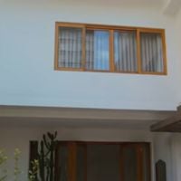 Cara de casa de vó com 308m², 3 suítes, fogão de R$ 55 mil e menus na decoração da cozinha: o imóvel de vila de famosa, hoje mãe de gêmeos e grávida pela 2ª vez