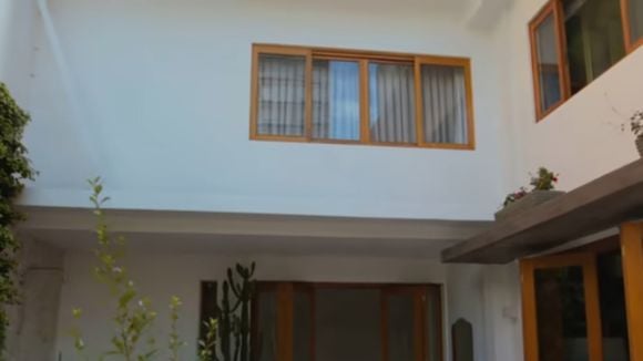 Cara de casa de vó com 308m², 3 suítes, fogão de R$ 55 mil e menus na decoração da cozinha: o imóvel de vila de famosa, hoje mãe de gêmeos e grávida pela 2ª vez