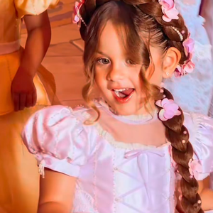Maria Flor comemora 4 anos com festa de luxo inspirada em 'Enrolados', animação da Disney sobre a princesa Rapunzel. Filha de Virginia Fonseca e Zé Felipe, a aniversariante usou vestido lilás com saia volumosa, mangas bufantes e trança longa decorada com pequenas flores